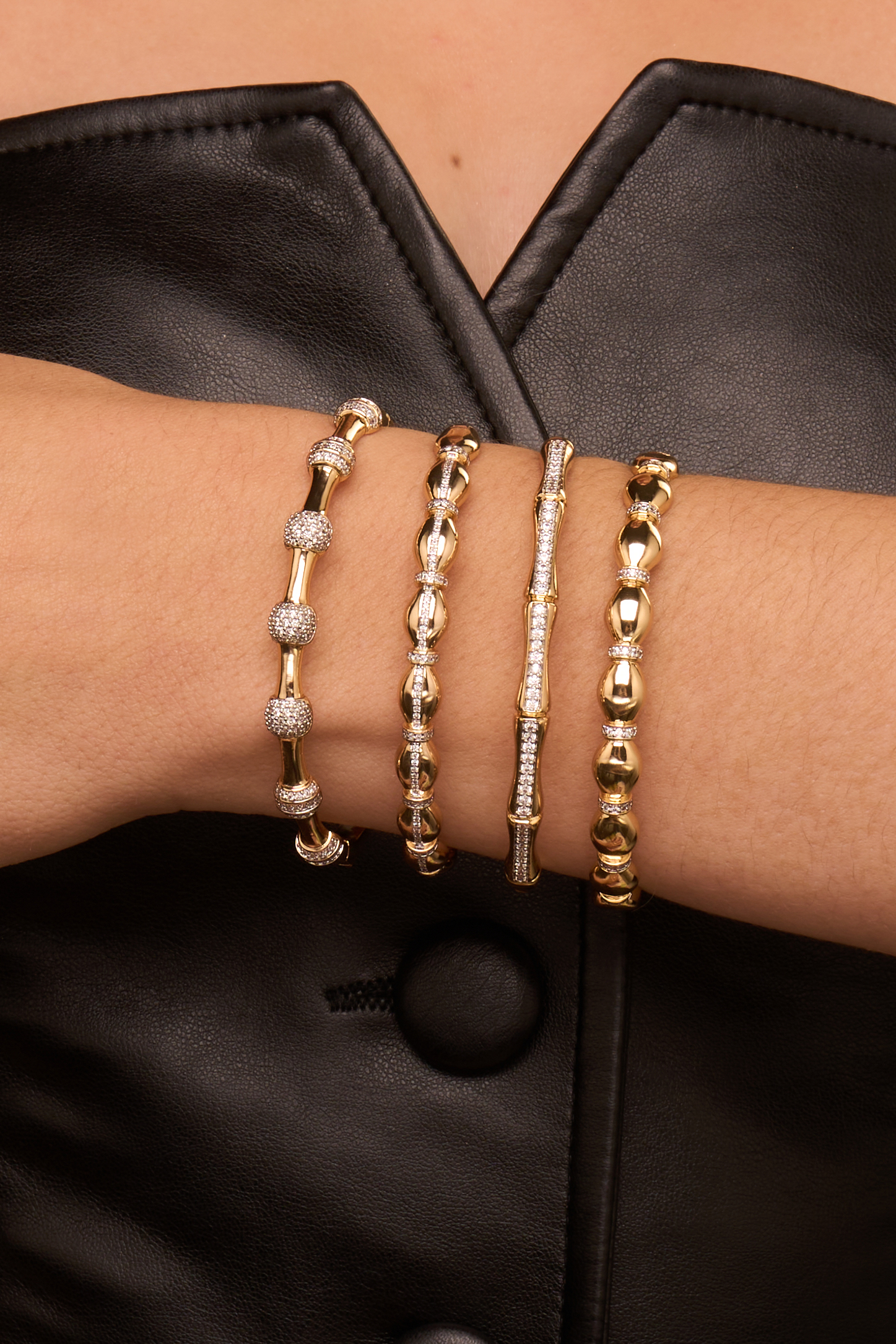 Conjunto de pulseiras douradas e cravejadas