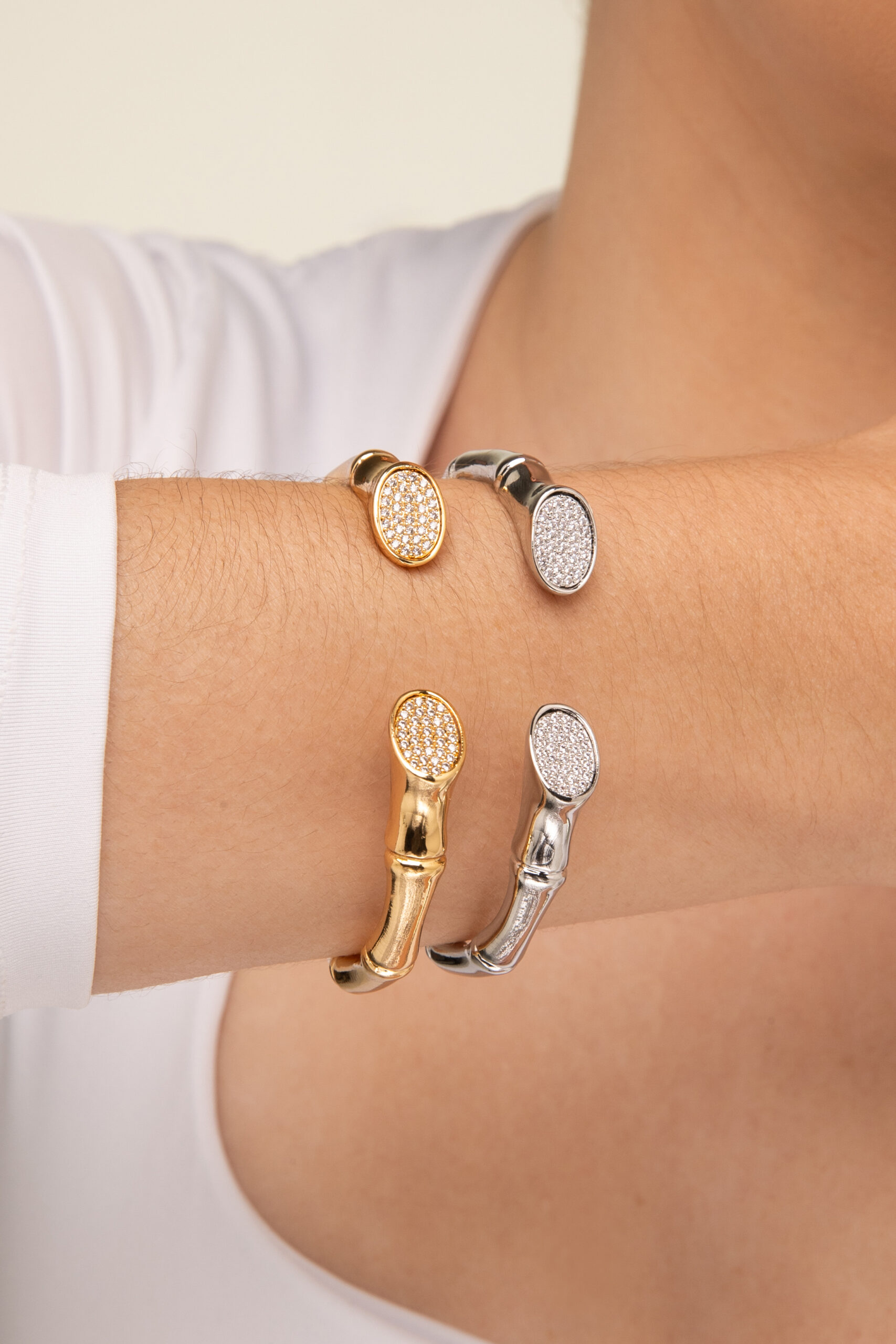 Braceletes abertos dourado e prata com cravejado