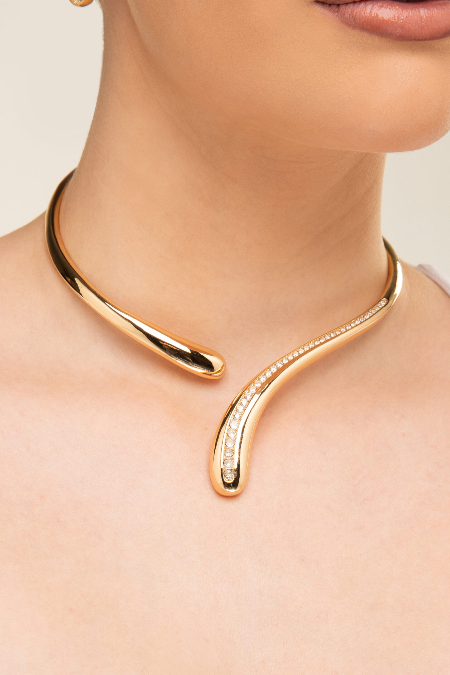 Colar rígido dourado em gota com cravejado