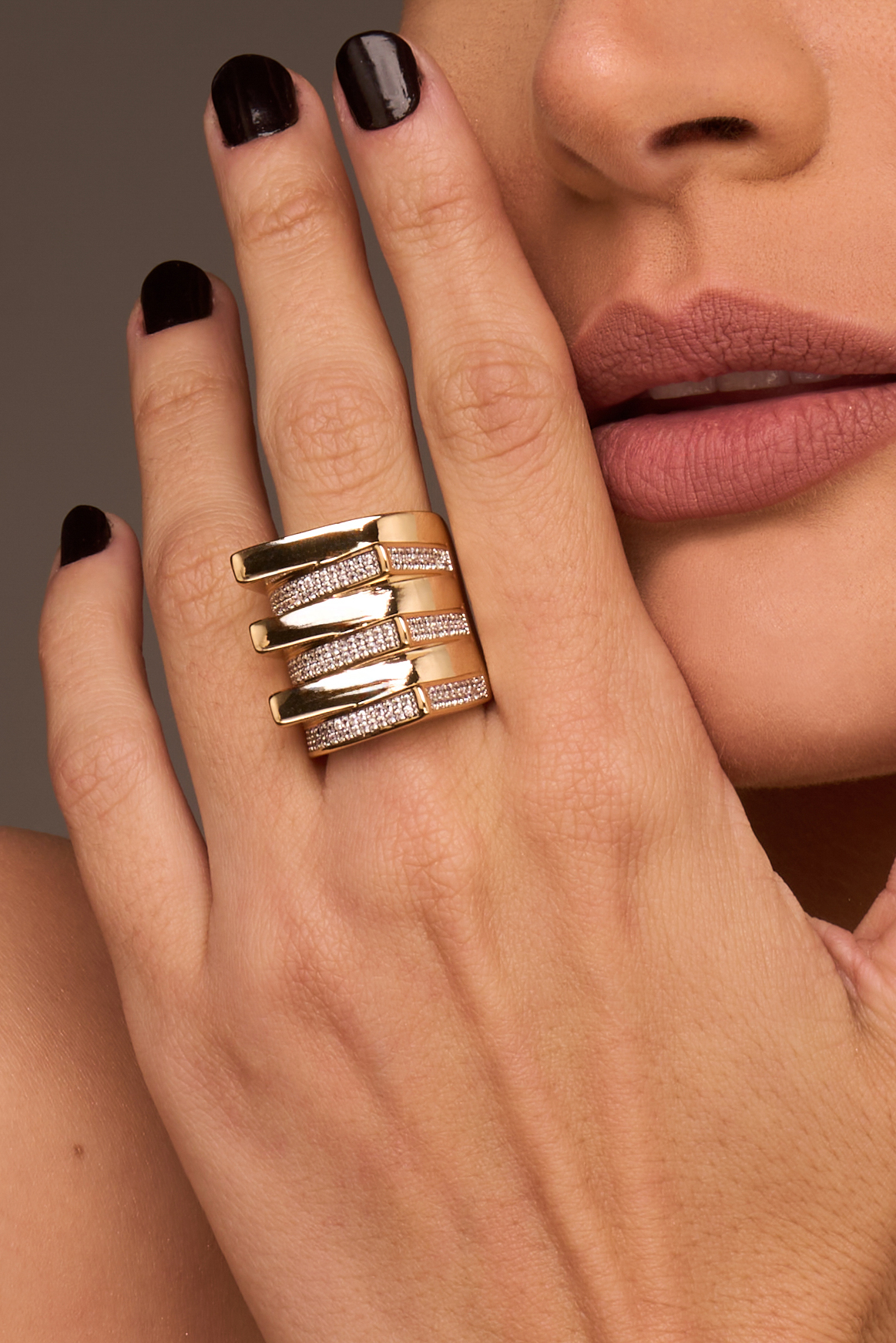 Anel dourado de quatro aros com cravejado
